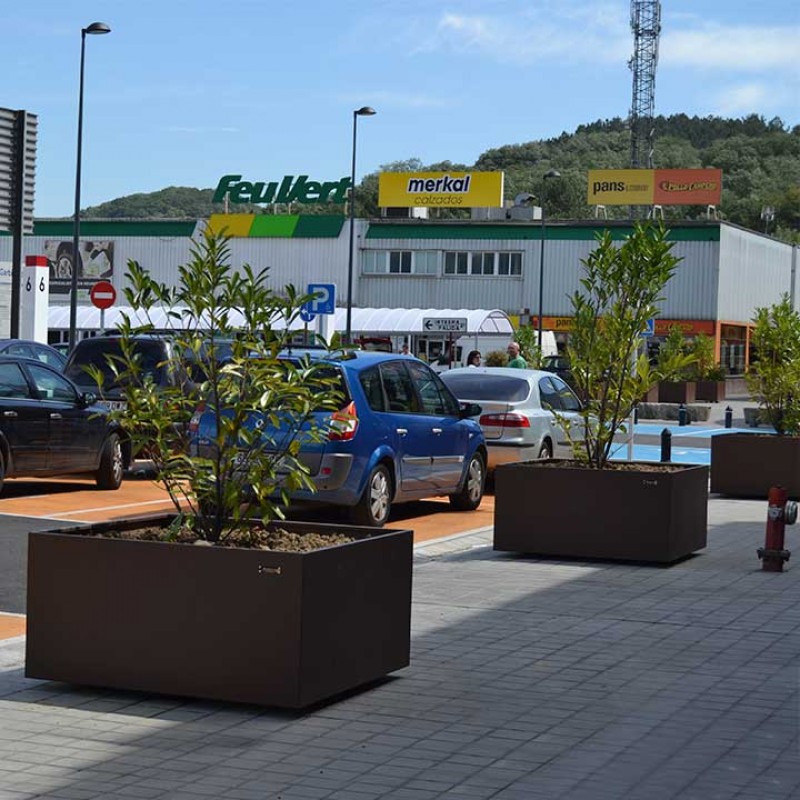 Jardinera cuadrada en corten